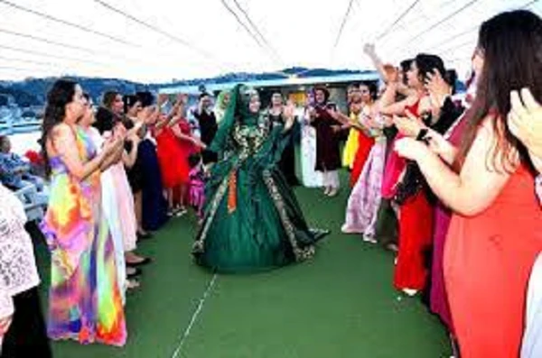 Teknede Kına Gecesi Teknede Kına Gecesi